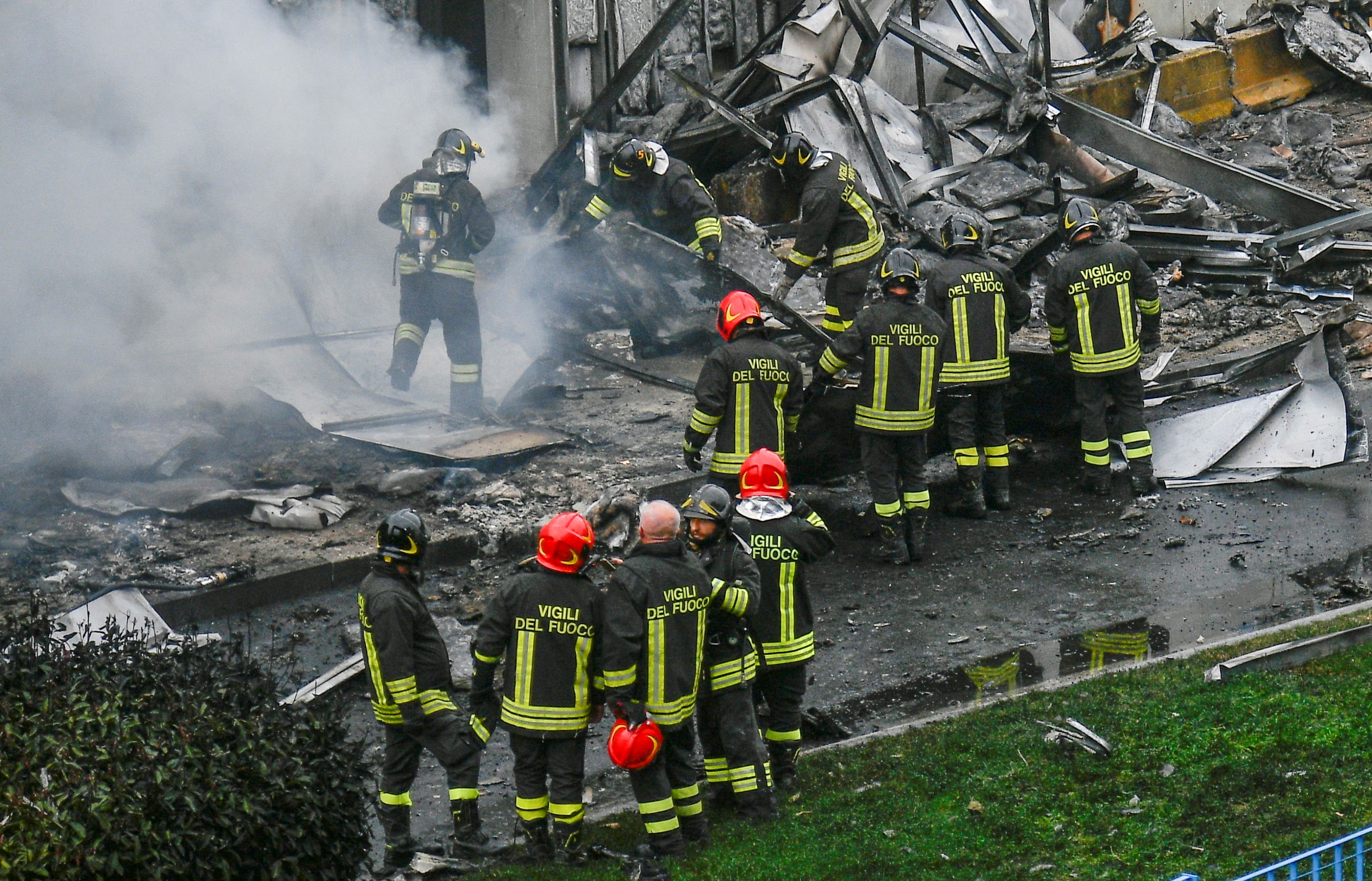 Mueren ocho personas al estrellarse un avión contra un edificio cerca de Milán