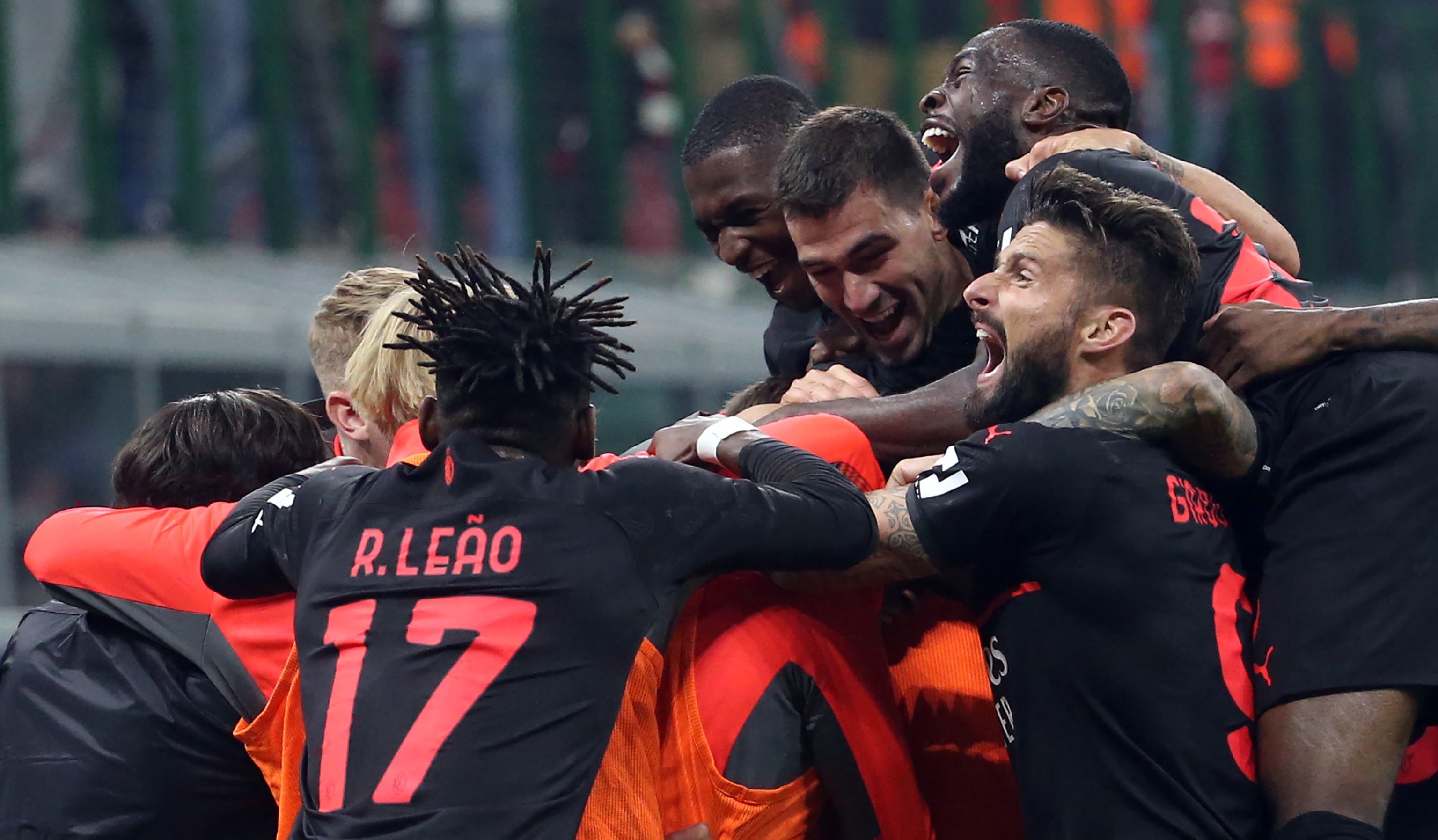 El Milan remontó ante Hellas Verona y escaló al liderato de Serie A