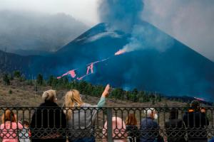 Pese a la incesante erupción de su volcán, La Palma sigue atrayendo a miles de turistas