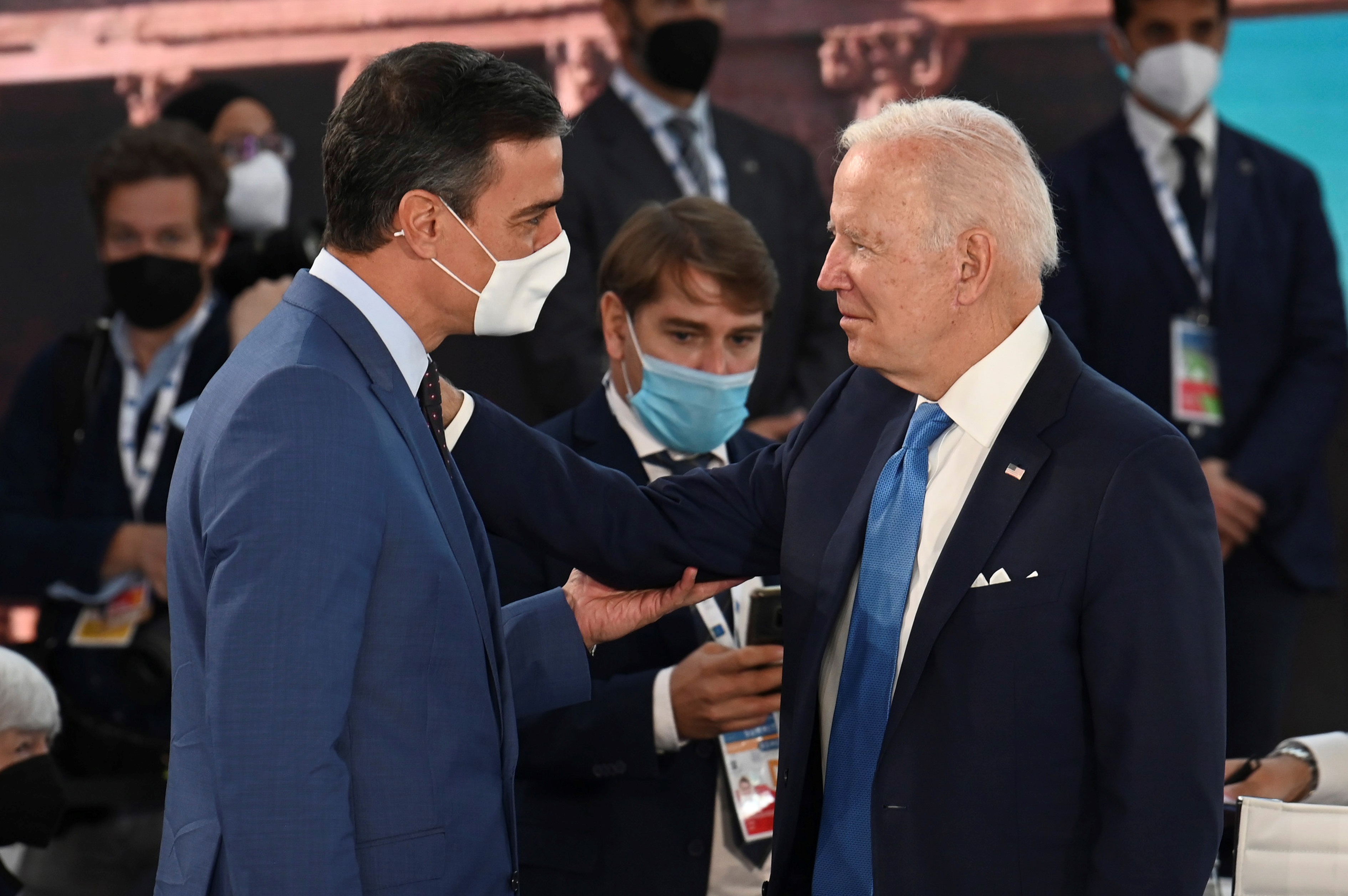 Pedro Sánchez logra otros 30 segundos de conversación con Joe Biden al saludarlo al inicio del G-20