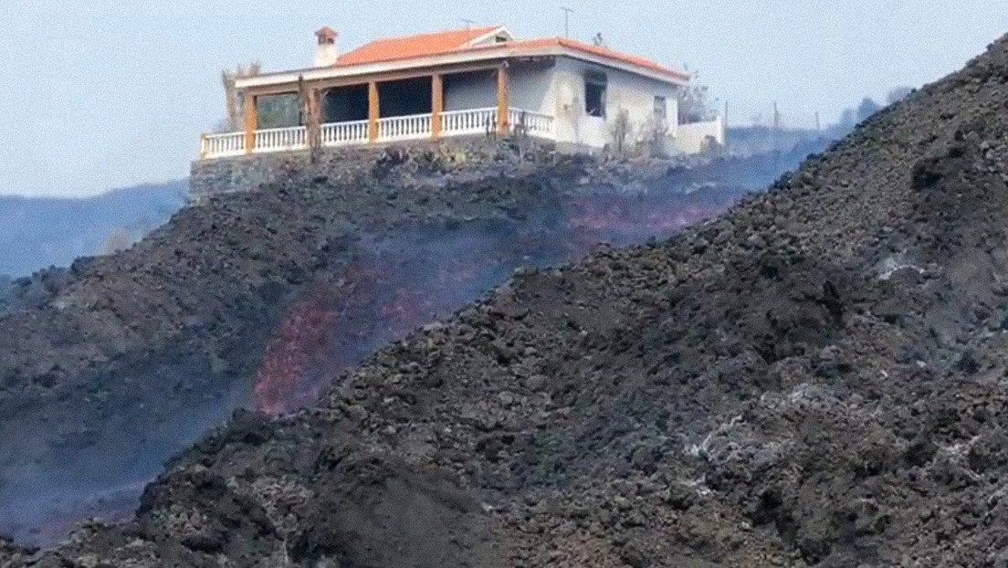 Una casa rodeada por flujos de lava sobrevive en solitario a la erupción del volcán Cumbre Vieja en La Palma (VIDEO)