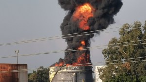 Incendio en una refinería en el sur de Líbano (Videos)