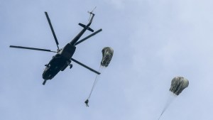 Soldado colombiano sobrevivió DE MILAGRO a la caída desde un helicóptero tras el fallo de su paracaídas (VIDEO)