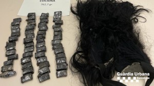 Arrestan en Barcelona a una mujer que ocultaba 58 bolsitas de cocaína debajo de su “voluminosa peluca” (FOTOS)
