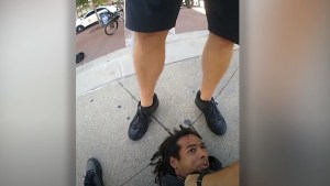 ¡Indignación en EEUU! Policía pisoteó la cabeza de un afroamericano esposado (Imágenes sensibles)