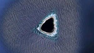 Internautas encuentran un “agujero negro” en medio del océano a través de Google Maps (IMAGEN)
