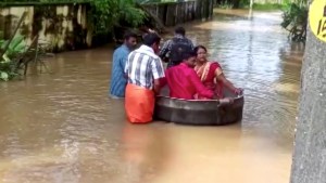 Pareja llegó a su boda en una gran olla debido a las masivas inundaciones en India (VIDEO)