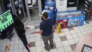 EN VIDEO: Momento en que un ex marine desarma a un malandro durante un atraco a una gasolinera