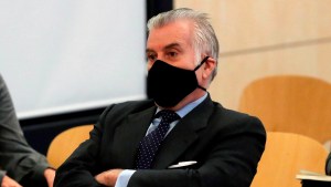 Condenan a dos años de cárcel al ex tesorero del PP español por pagar con dinero “negro”