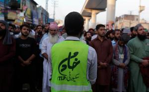 Islamistas marchan en Pakistán para exigir la expulsión del embajador francés