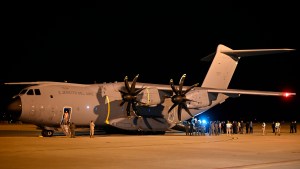 España recibió a 85 refugiados afganos que llegaron en avión desde Pakistán