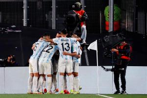 Una robusta Argentina goleó a Uruguay en otra magnifica exhibición de Messi