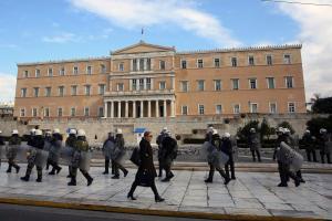 Un hombre amenaza con provocar una explosión frente al Parlamento de Grecia (FOTO)