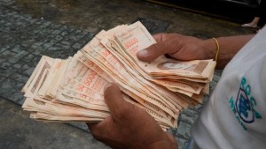Venezuela introduces new currency, drops six zeros