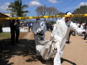 Continúa la identificación de cadáveres de la masacre entre bandas en una cárcel de Ecuador