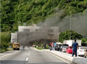 Incendio de vehículo este #6Oct en túnel Boquerón 1 de la autopista Caracas – La Guaira (FOTO)