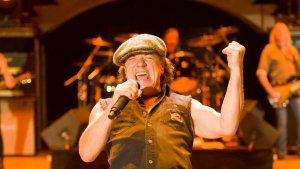 Brian Johnson a sus 74 años: Un accidente de oído que casi lo saca del rock y el destino marcado por AC/DC