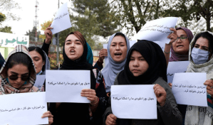 Mujeres afganas desafían a los talibanes con otra protesta: “¿Por qué el mundo nos mira morir en silencio?”