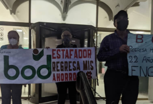 Ahorristas se encadenan frente a la sede principal del BOD en Maracaibo para exigir el reintegro de su dinero (Video)
