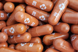 Farmacéutica Merck anunció que su píldora contra el Covid-19 redujo a la mitad las muertes y hospitalizaciones en pacientes recientes
