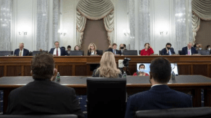 Senado de EEUU exige abrir una investigación tras apagón de Facebook y denuncias de una extrabajadora (VIDEO)