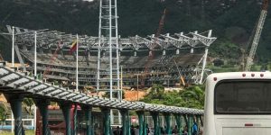 Al descubierto: Maduro aprobó UN REALERO para construir un estadio de fútbol en La Rinconada… ¡EN 2013! (VIDEO)