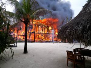 Tragedia en el Caribe: Más de la mitad de la isla de Guanaja fue consumida por un incendio (VIDEOS)