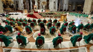 El papa Francisco abrió el Sínodo de Obispos en la Ciudad del Vaticano proponiendo una Iglesia próxima a la realidad