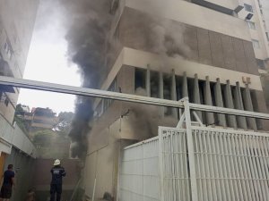 Reportan incendio en una estructura de la avenida Rómulo Gallegos (FOTOS)