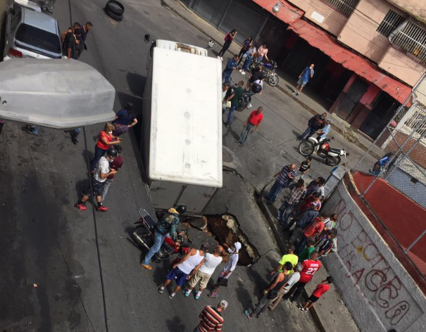 Hueco “mata carros” se “tragó” un camión en plena calle de Altavista en Caracas #26Oct (VIDEO)