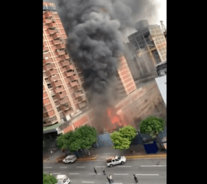 EN VIDEOS: Se generó incendio de gran magnitud a la altura de Chacao en la avenida Francisco de Miranda 