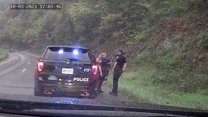Los rápidos reflejos de un policía en EEUU que salvaron la vida de su compañera (VIDEO)
