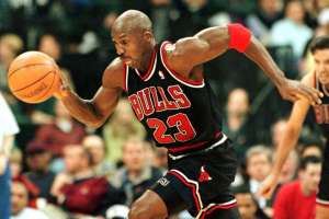 Subastan las zapatos más antiguos que usó la leyenda de la NBA, Michael Jordan: Podría convertirse en los más caros de su clase