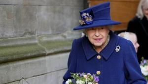 La reina Isabel II, usa un bastón por primera vez en un acto público (Foto)