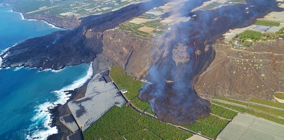 La ceniza del volcán de la isla de La Palma causa arañazos sobre las plataneras