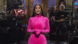 El explosivo paso de Kim Kardashian por SNL: Habló de su video sexual, se burló de sus hermanas y dio detalles de su divorcio