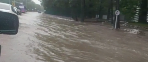 EN VIDEOS: Fuertes lluvias inundaron la avenida principal de Los Caobos este #9Oct