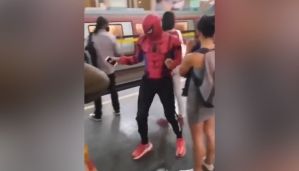 ¡Qué vacilón! “Spiderman” llegó a Venezuela y se paseó por el Metro de Caracas (VIDEO)