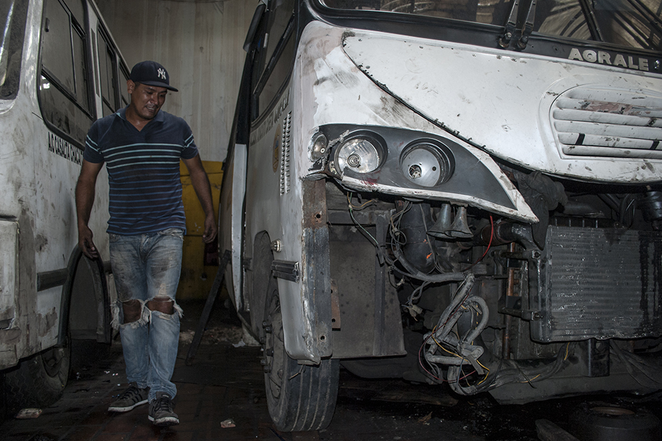 Transportistas venezolanos optan por endeudarse para mantener sus deterioradas unidades rodando