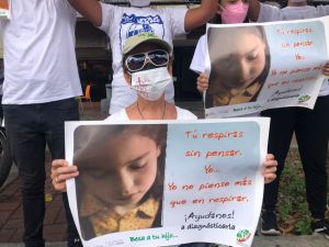 EN FOTOS: Familiares de pacientes con fibrosis quística protestaron en la Plaza Alfredo Sadel este #2Oct