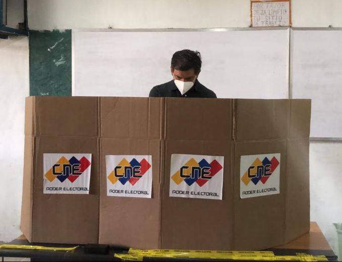 Carlos Ocariz participó en el simulacro electoral en la UE Egui Arocha de Los Salias