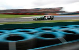 Hamilton gana la pole en el Gran Premio de Turquía y es penalizado perdiendo diez puestos por cambiar una pieza en su motor