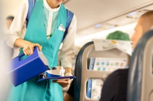 Azafata reveló por qué no deberías consumir ciertos productos en un avión