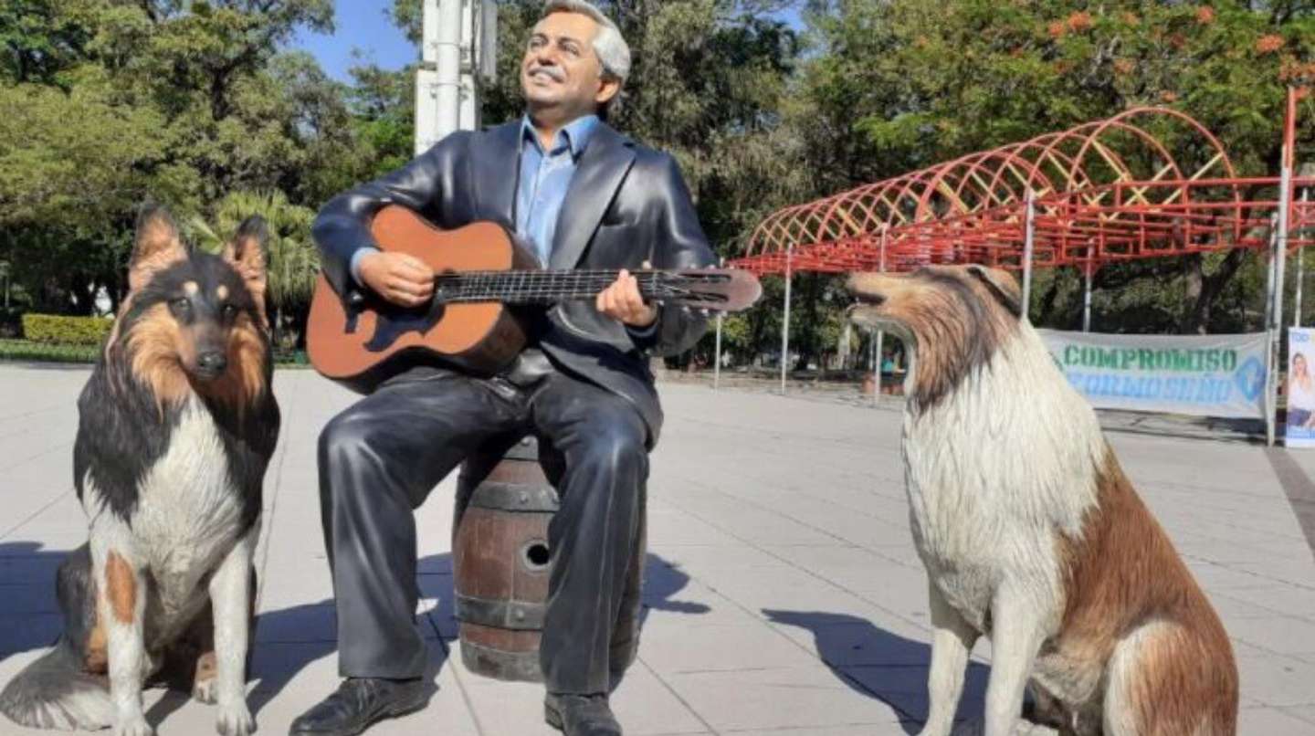 Polémica en Argentina: Instalaron estatuas de Alberto Fernández y sus perros en una plaza de Formosa (FOTOS)