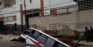 Nuevo MEGA HUECO en Caracas se tragó un autobús en plena vía de Artigas (VIDEOS)