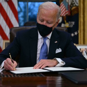 Biden firma y convierte en ley la medida provisional que evita el cierre del gobierno (VIDEO)
