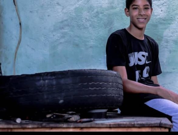 El joven venezolano que fabrica cholas con reciclaje y sueña con usar unos “Spike”‘ en las Grandes Ligas