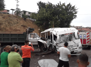 En Fotos: Camión de volteo chocó una camioneta y dejó 31 lesionados en Táchira