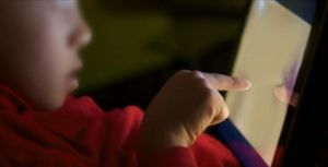 Los niños pueden ser la línea roja en la batalla por regular a Facebook, según expertos