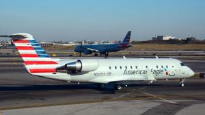 Avión aterrizó de emergencia en Nueva York por “incidente de seguridad” con un pasajero (VIDEO)